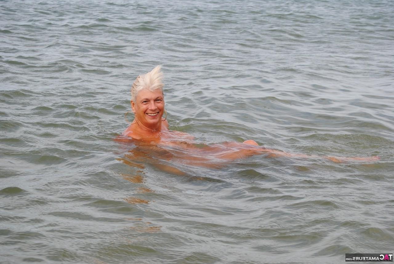 20P Der alte Amateur Dimonty wirft einen Kuss zu, nachdem er nackt im Meer gebadet hat