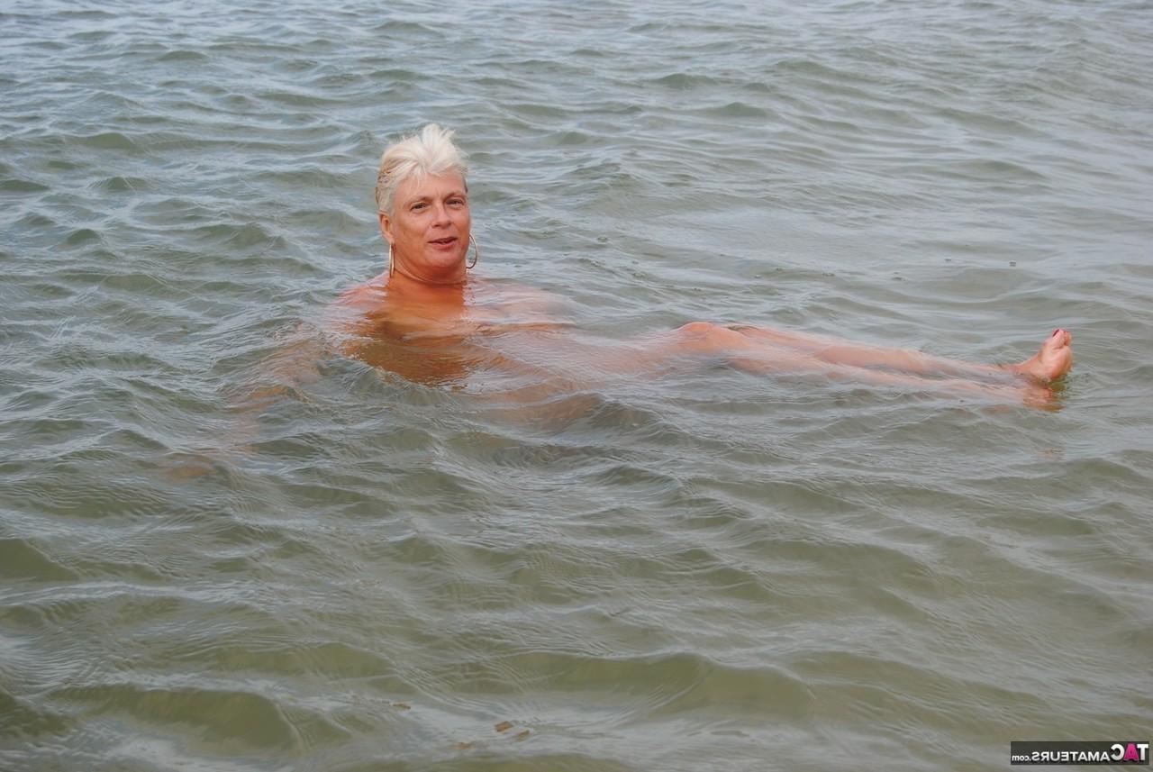 20P Der alte Amateur Dimonty wirft einen Kuss zu, nachdem er nackt im Meer gebadet hat