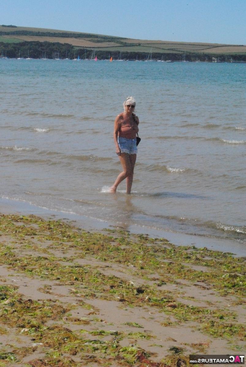 20P Der alte Amateur Dimonty wirft einen Kuss zu, nachdem er nackt im Meer gebadet hat