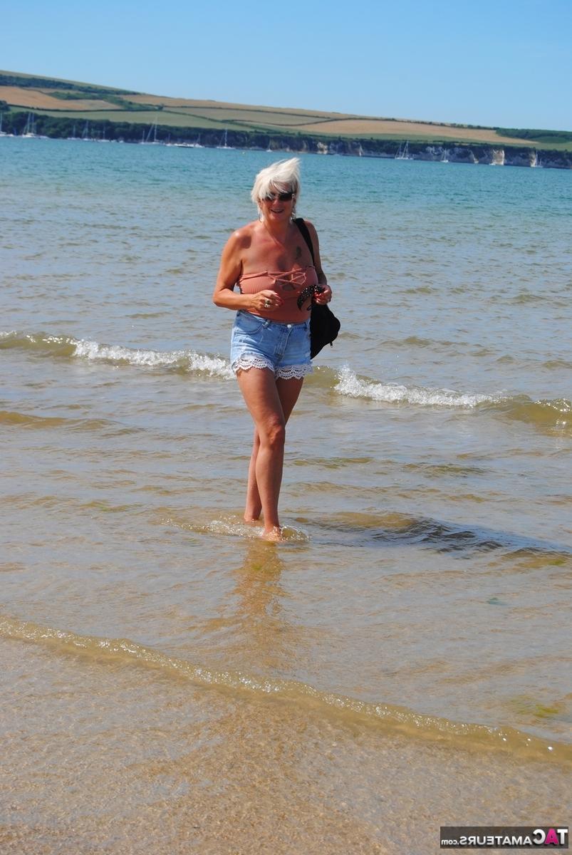 20P Der alte Amateur Dimonty wirft einen Kuss zu, nachdem er nackt im Meer gebadet hat
