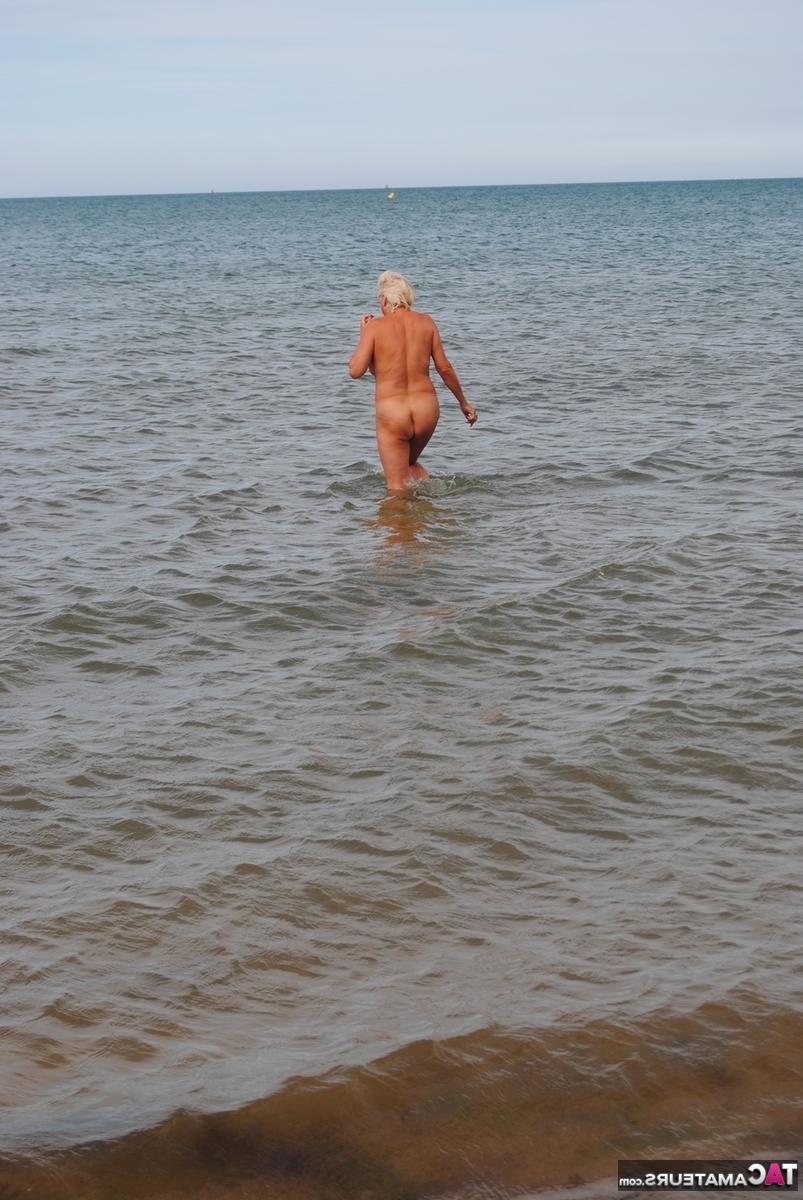 20P Der alte Amateur Dimonty wirft einen Kuss zu, nachdem er nackt im Meer gebadet hat