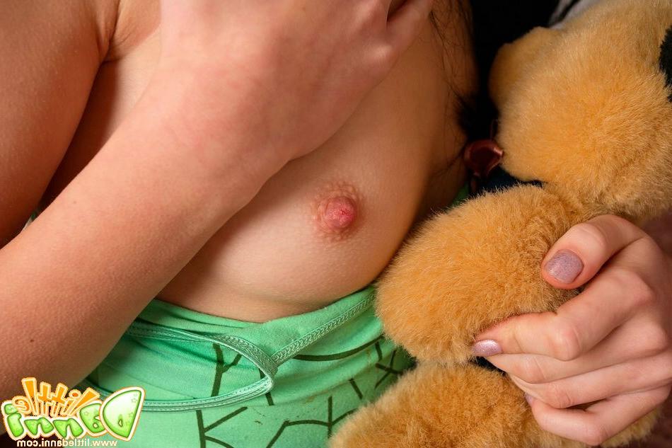 15P Joven morena desalienta las lindas bragas mientras se desnuda en calcetines