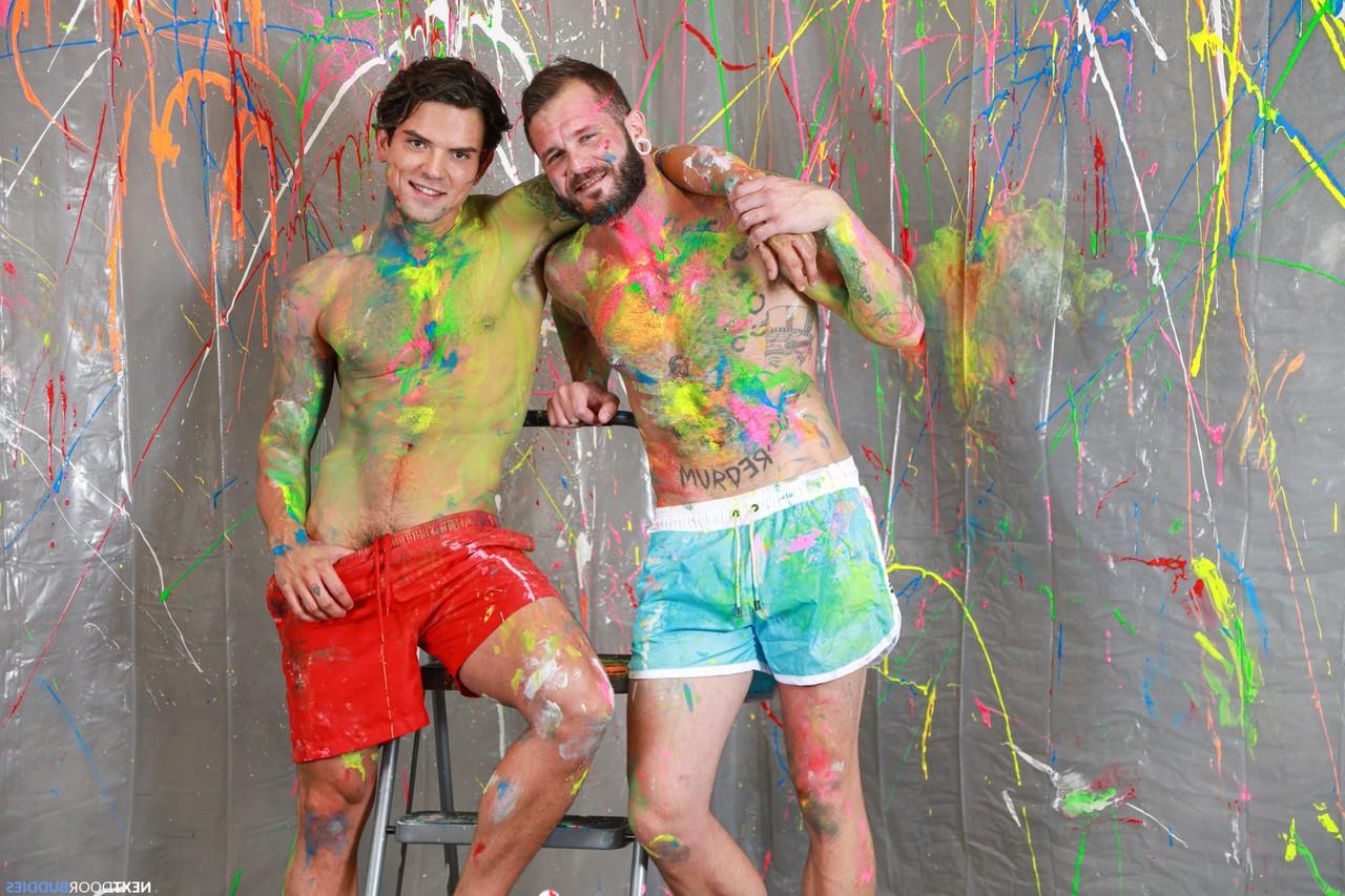20P Artistas gays Johnny Hill e Dakota Payne ficam cobertos de tinta e fazem sexo anal