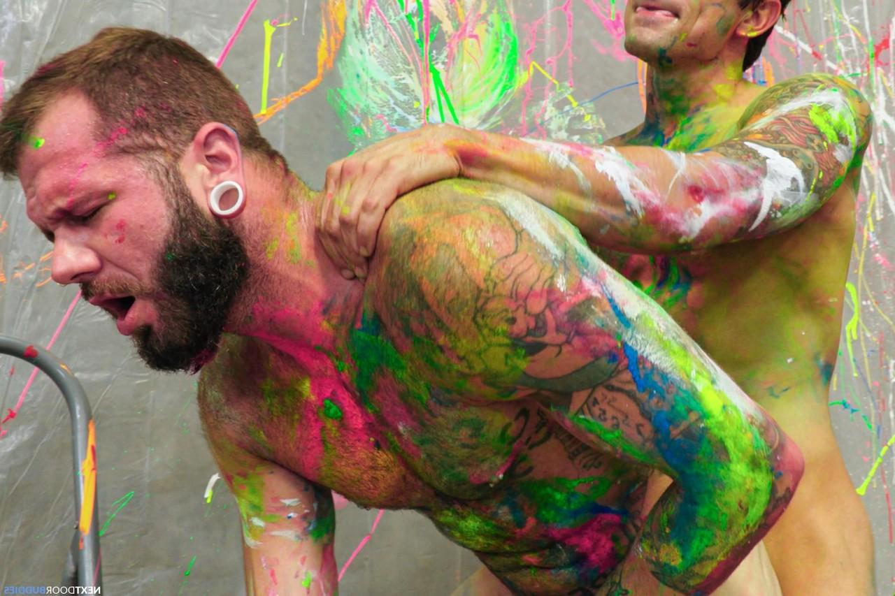 20P Artistas gays Johnny Hill e Dakota Payne ficam cobertos de tinta e fazem sexo anal