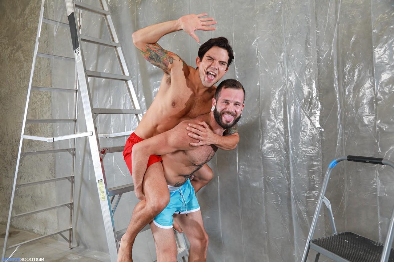 20P Artistas gays Johnny Hill e Dakota Payne ficam cobertos de tinta e fazem sexo anal