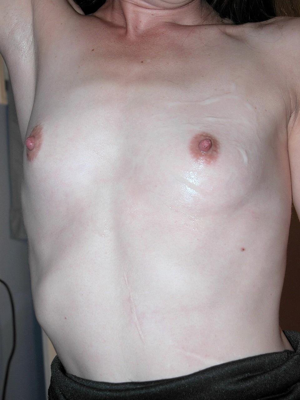 20P Samantha Charles, épouse brune et amateur, fait une pipe et se prend du sperme sur les seins.