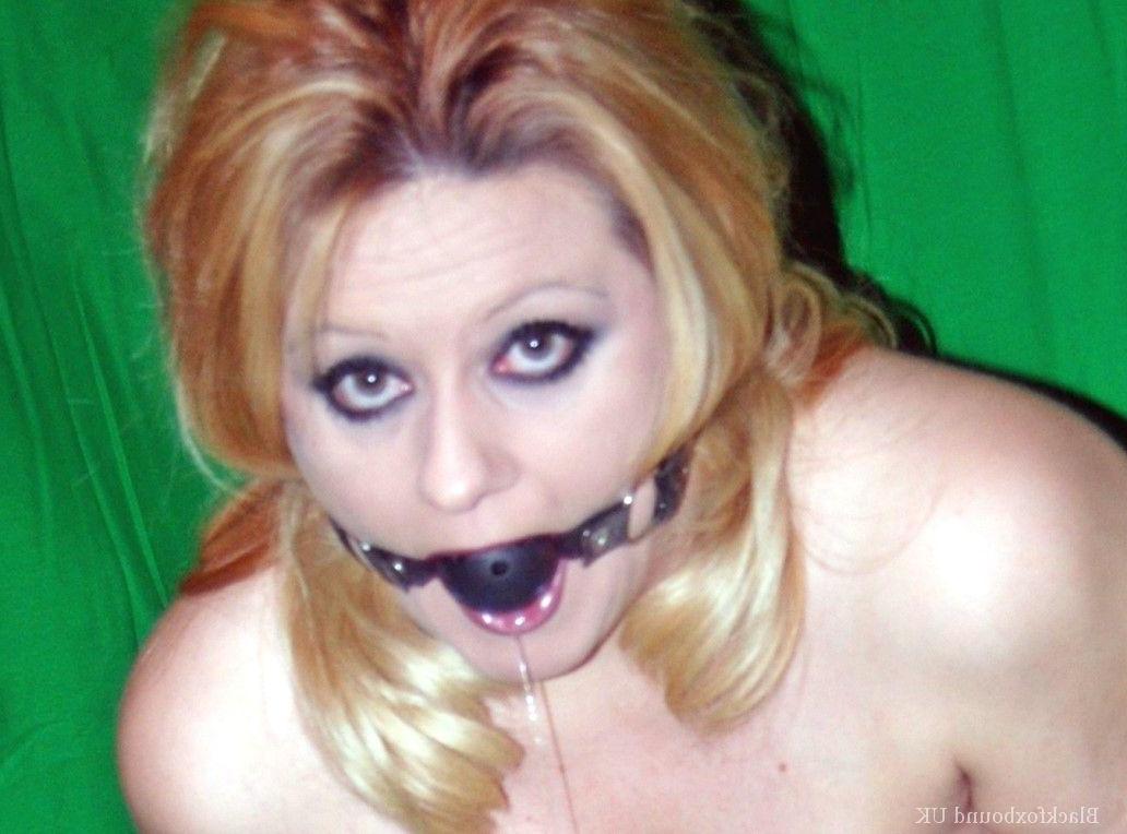 16P La chica blanca Adrienna muestra sus pequeñas tetas mientras está amordazada y sujeta