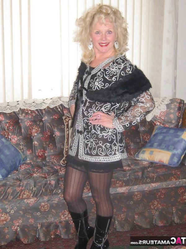 20P Mulher amadora com cabelo loiro encaracolado se masturba com meias e botas sensuais
