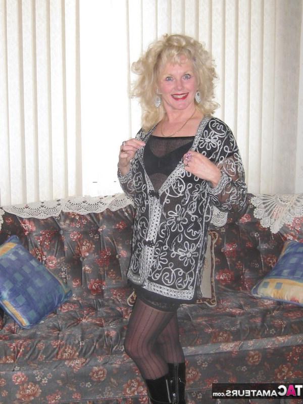 20P Mulher amadora com cabelo loiro encaracolado se masturba com meias e botas sensuais