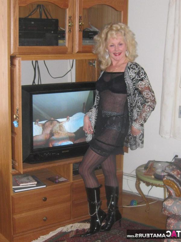 20P Mulher amadora com cabelo loiro encaracolado se masturba com meias e botas sensuais