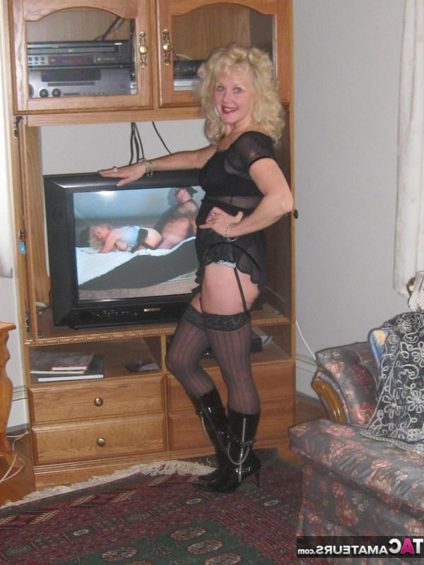 20P Mulher amadora com cabelo loiro encaracolado se masturba com meias e botas sensuais