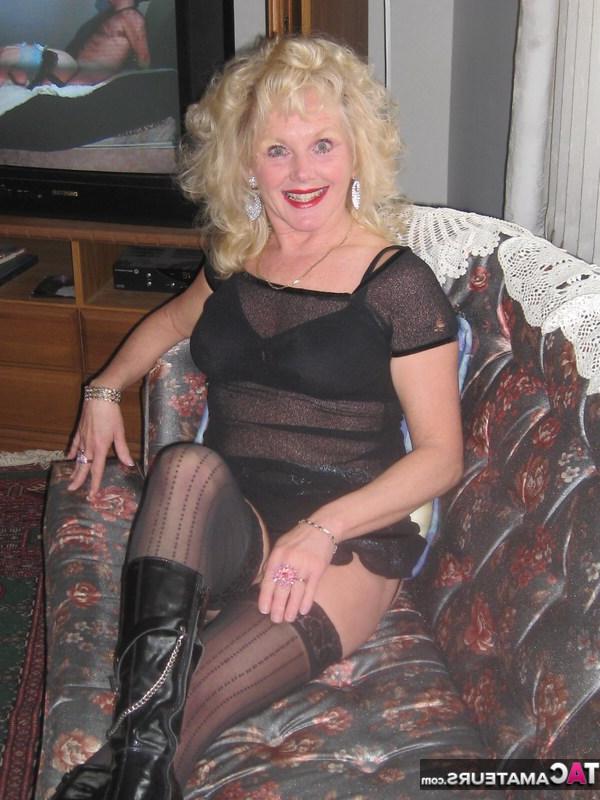 20P Mulher amadora com cabelo loiro encaracolado se masturba com meias e botas sensuais