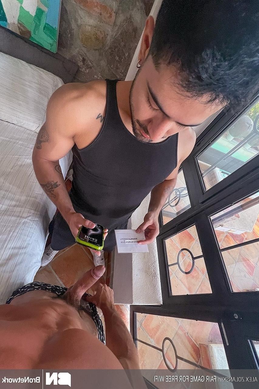 18P Alex Zolanski, amateur gay tatoué, se fait pénétrer par derrière