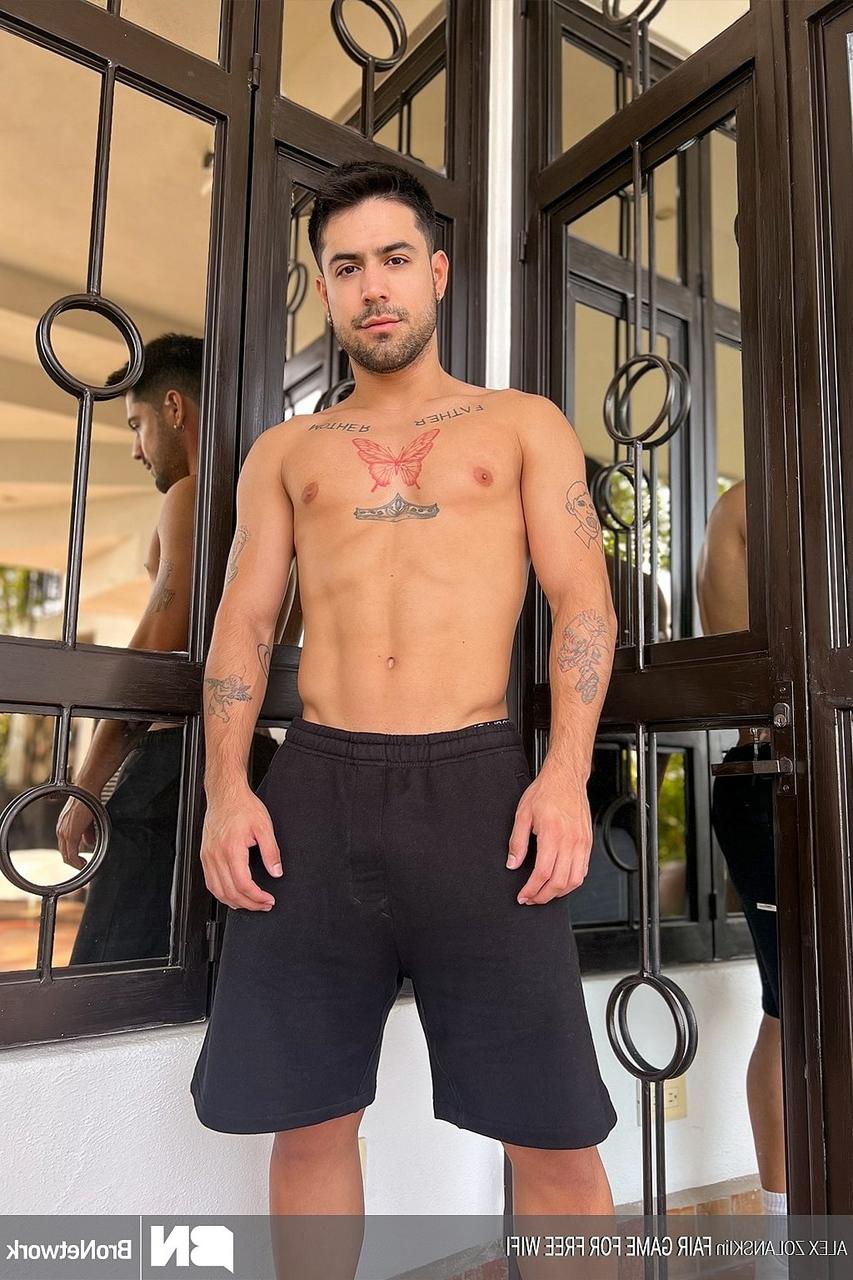 18P Alex Zolanski, amateur gay tatoué, se fait pénétrer par derrière