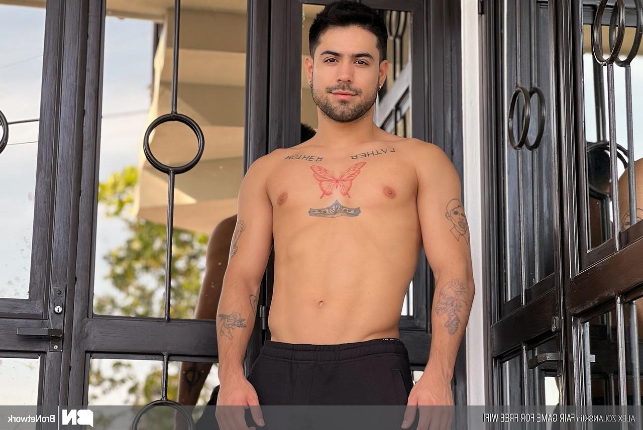 18P Alex Zolanski, amateur gay tatoué, se fait pénétrer par derrière