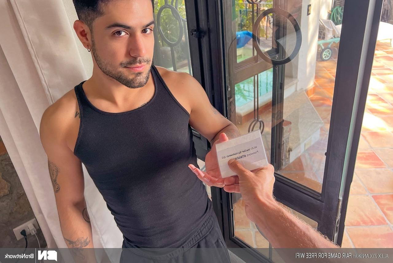 18P Alex Zolanski, amateur gay tatoué, se fait pénétrer par derrière