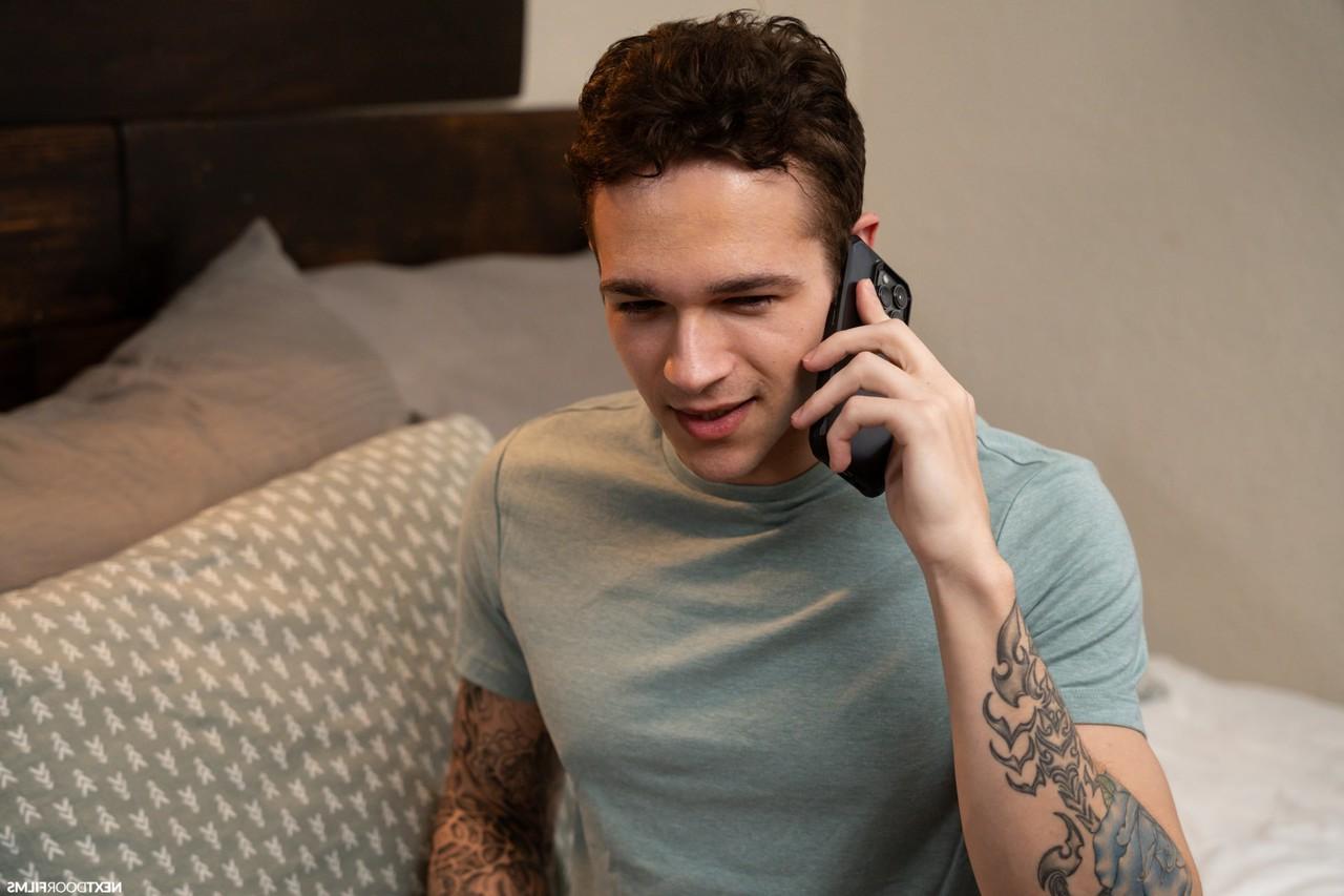 20P Homens gays musculosos Jayden Marcos e Derek Kage fazem sexo anal estilo cachorrinho