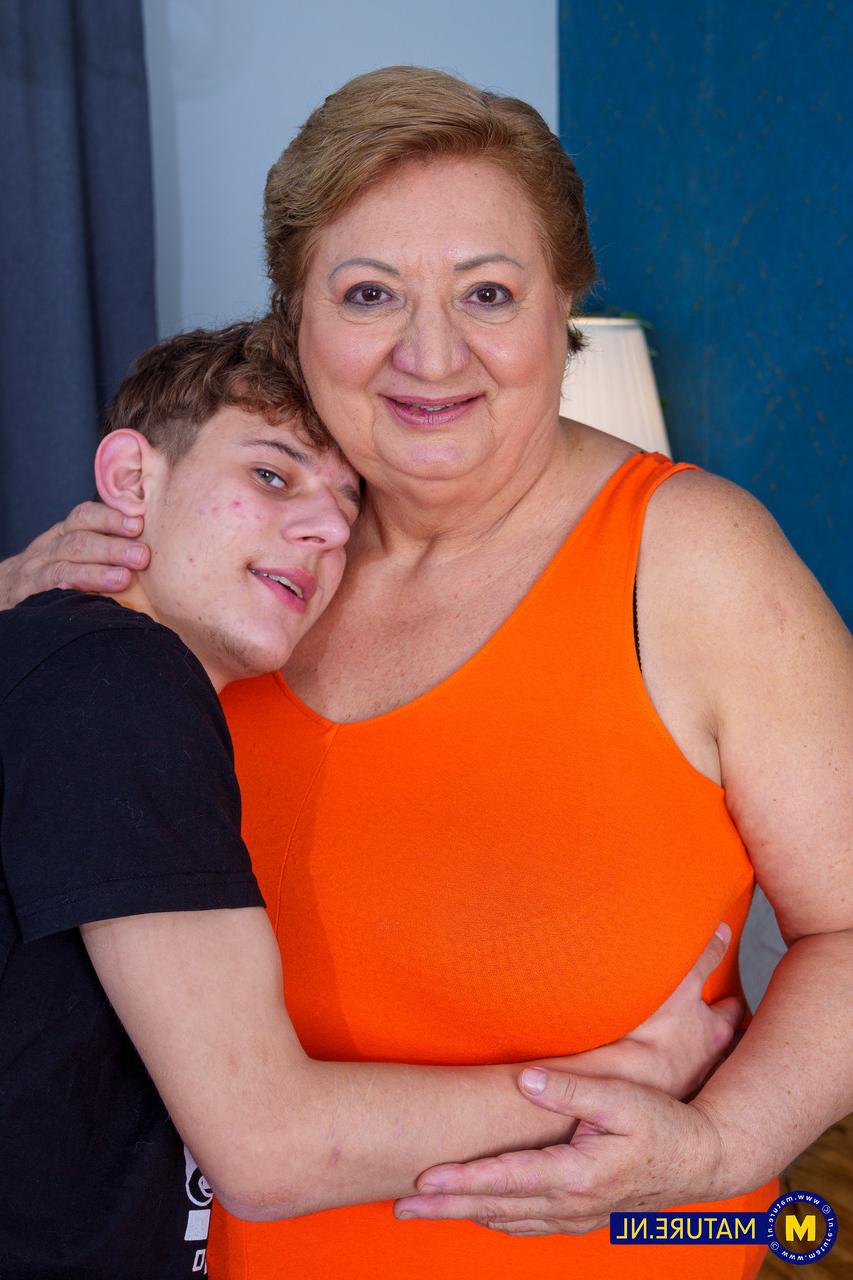 10P La señora mayor gorda Babet tiene sexo con su amante mucho más joven en medias