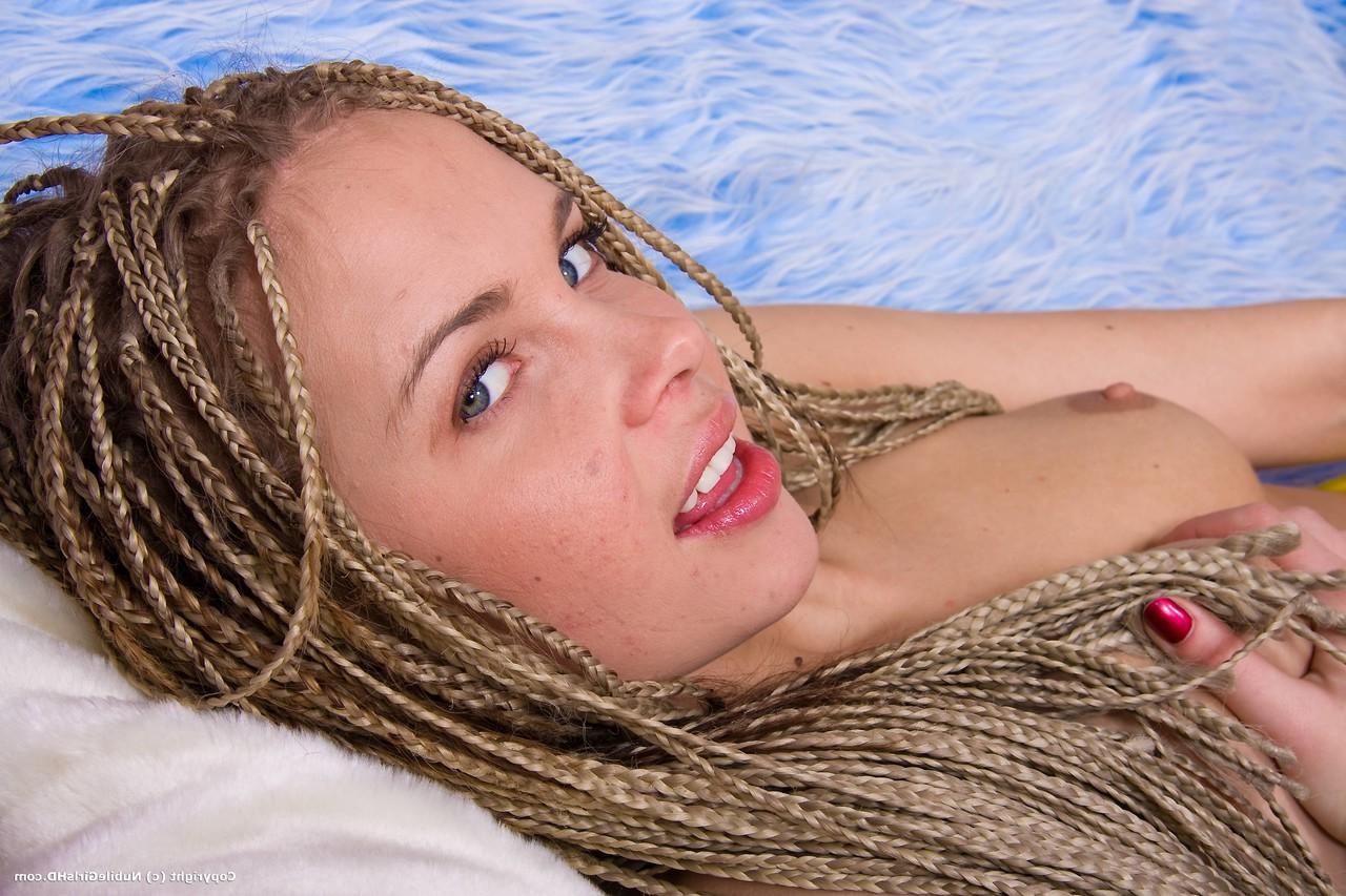 20P A adolescente gostosa Jewel dá a si mesma uma surra anal e vaginal intensa com um vibrador
