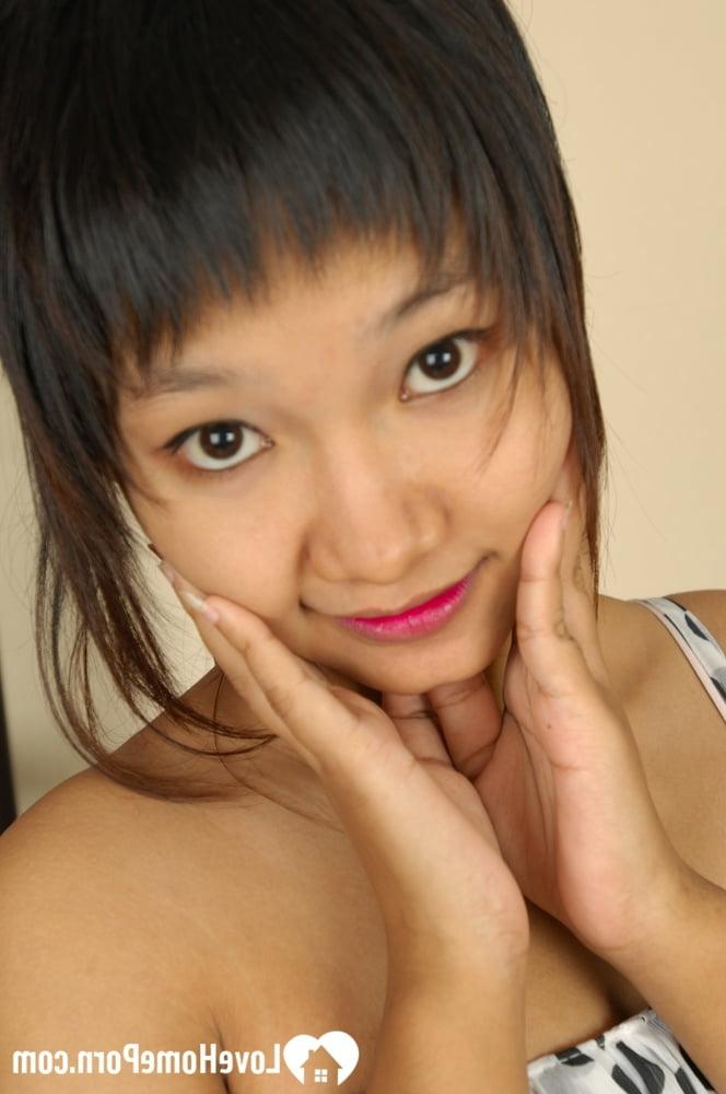 20P Une superbe femme au foyer asiatique donne une tête bâclée et prend une tige dans sa chatte poilue