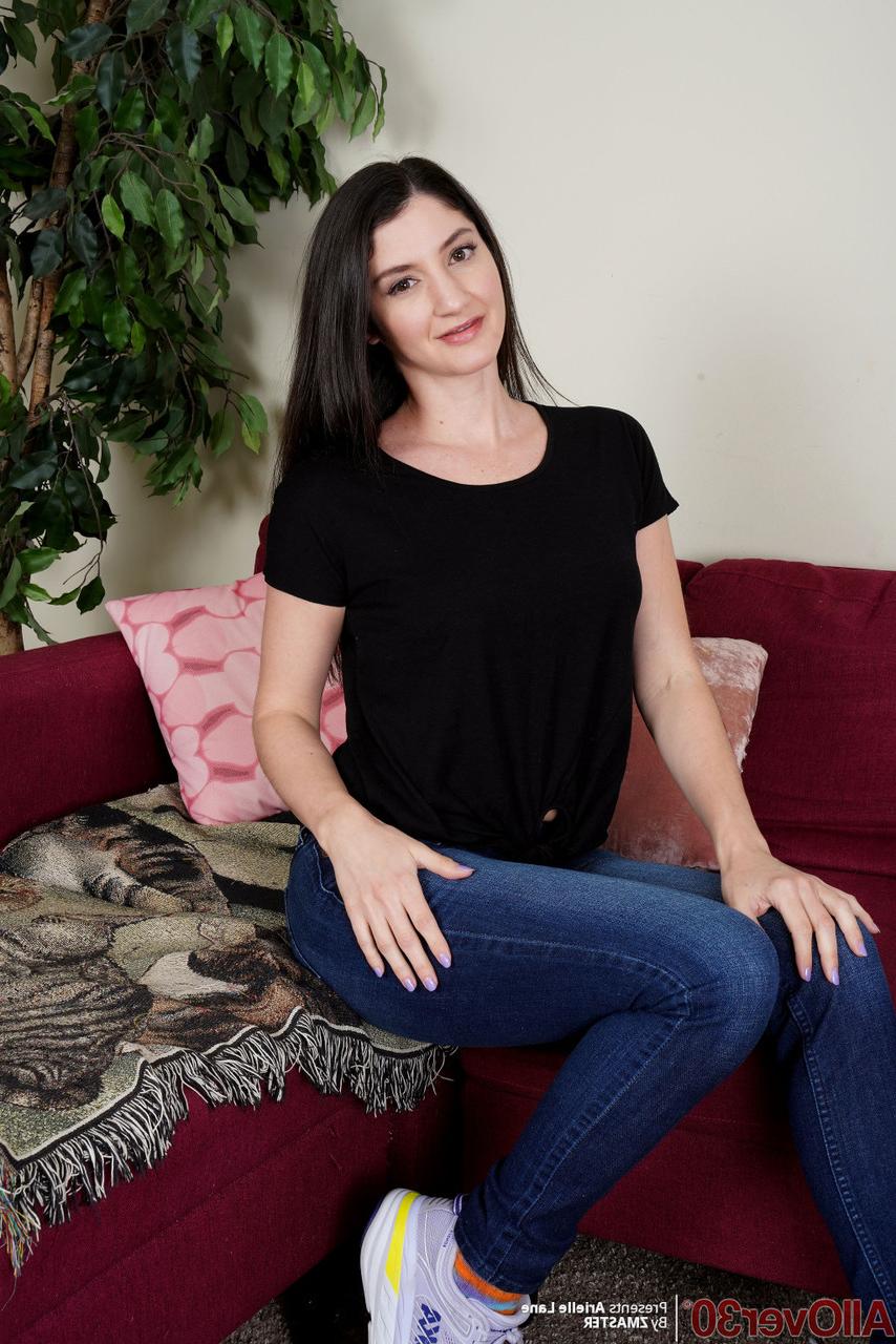 16P Arielle Lane, mais de 30 anos, se despe completamente em um sofá para seus primeiros nus