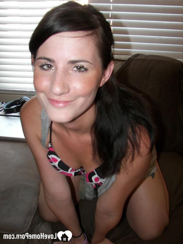 20P Das brünette Amateurluder gibt ihm einen Blowjob und nimmt einen steifen Schwanz tief in seine Muschi