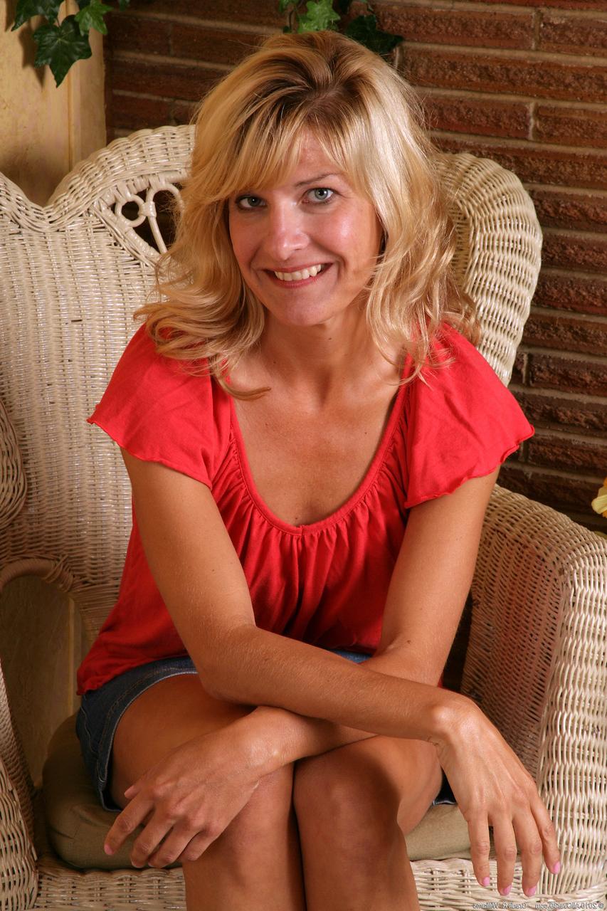 20P Die bezaubernde Amateur-MILF Sidney enthüllt ihren Körper mit braunen Linien und flauschiger Muschi