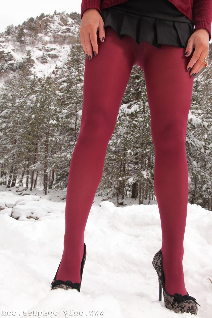 20P La morena bronceada Stacey P expone sus enormes pechos en un día de nieve