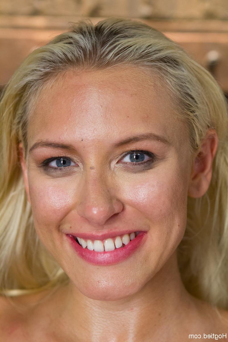 20P Die vollbusige Blondine Katie Summers lässt sich spielen, während sie an einen BDSM-Tisch gefesselt ist