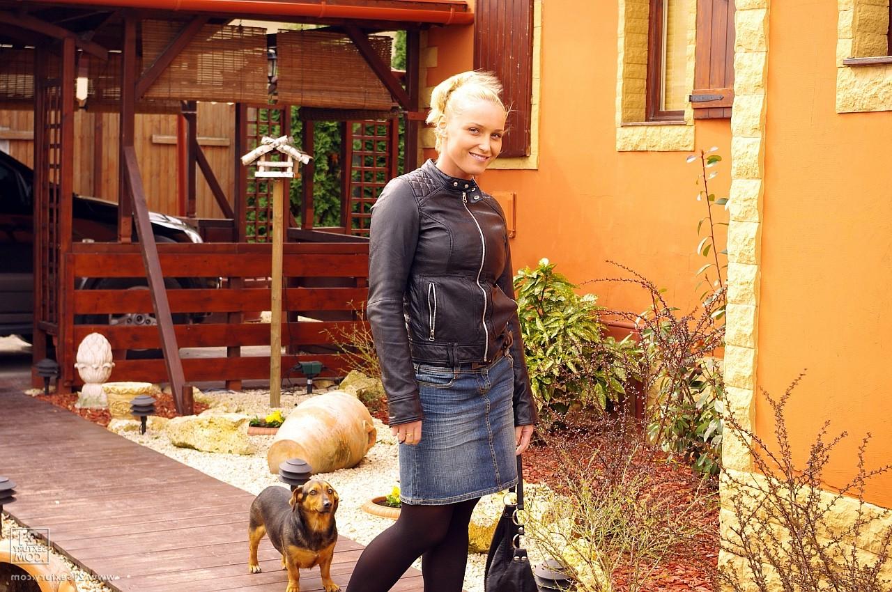 17P La blonde amateur Kathia Nobili se déshabille et s'excite avec ses petits seins à la maison.
