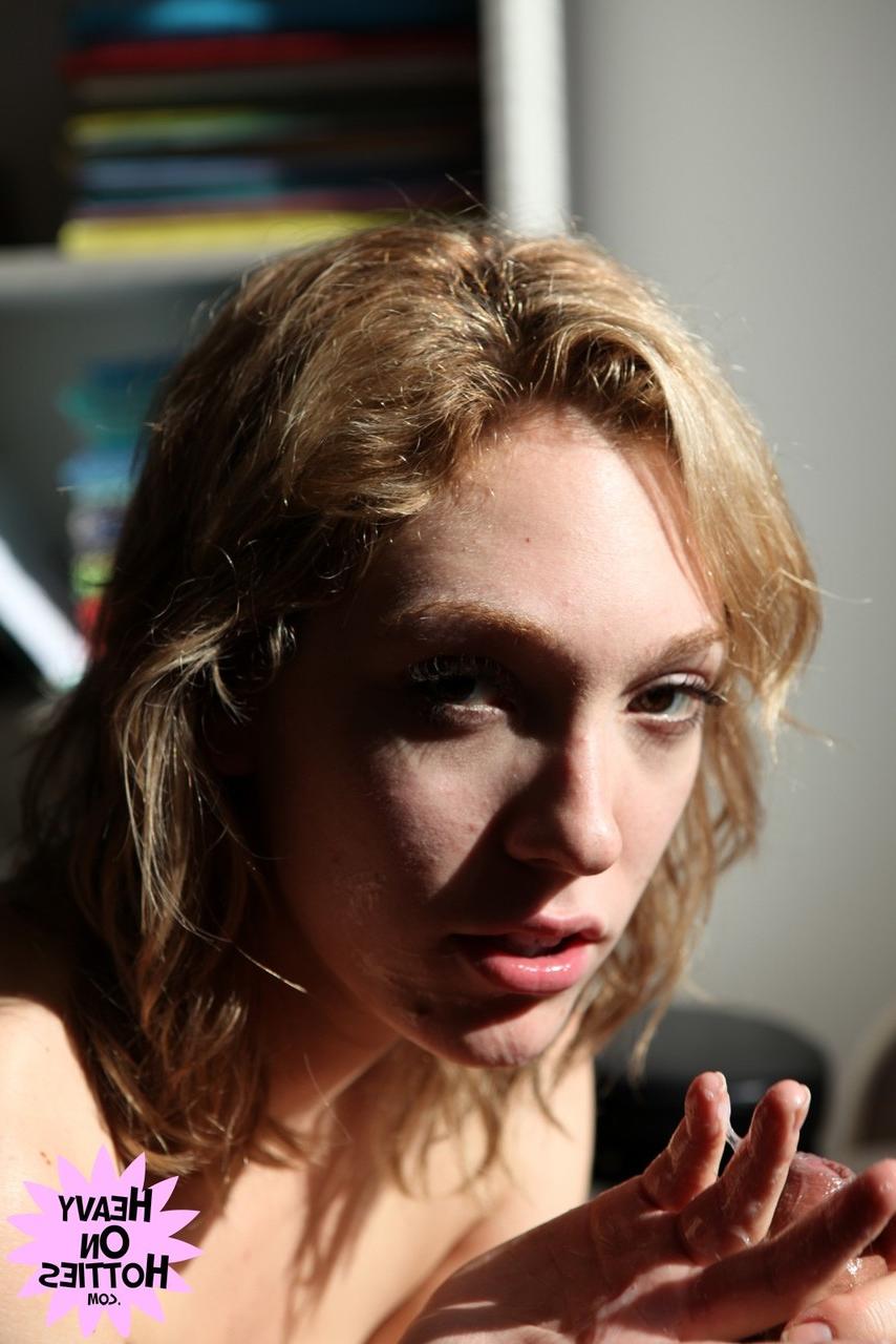 20P A loira deslumbrante Lily Labeau recebendo uma surra hardcore completa