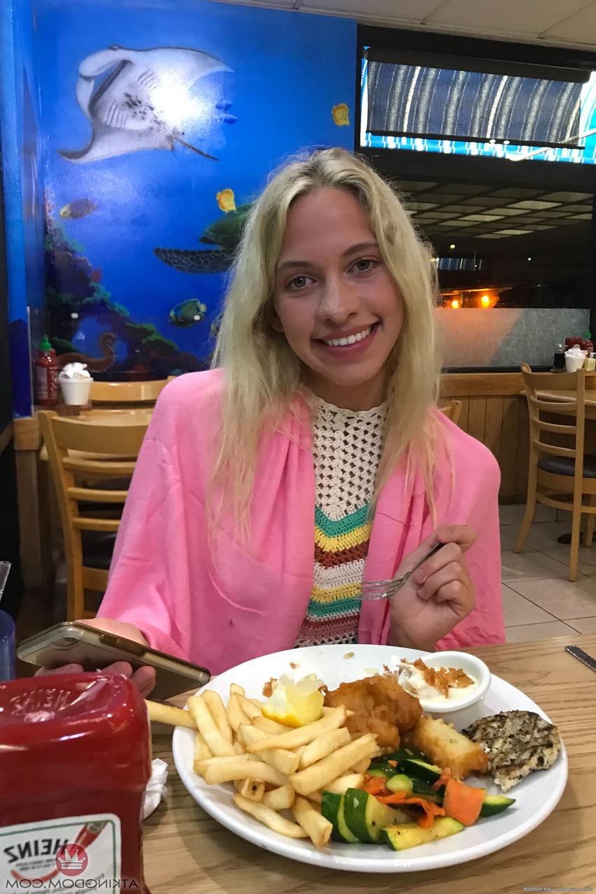 20P Die bezaubernde junge Amateurin Khloe Kapri wird in ihrer Zusammenstellung wild und frech