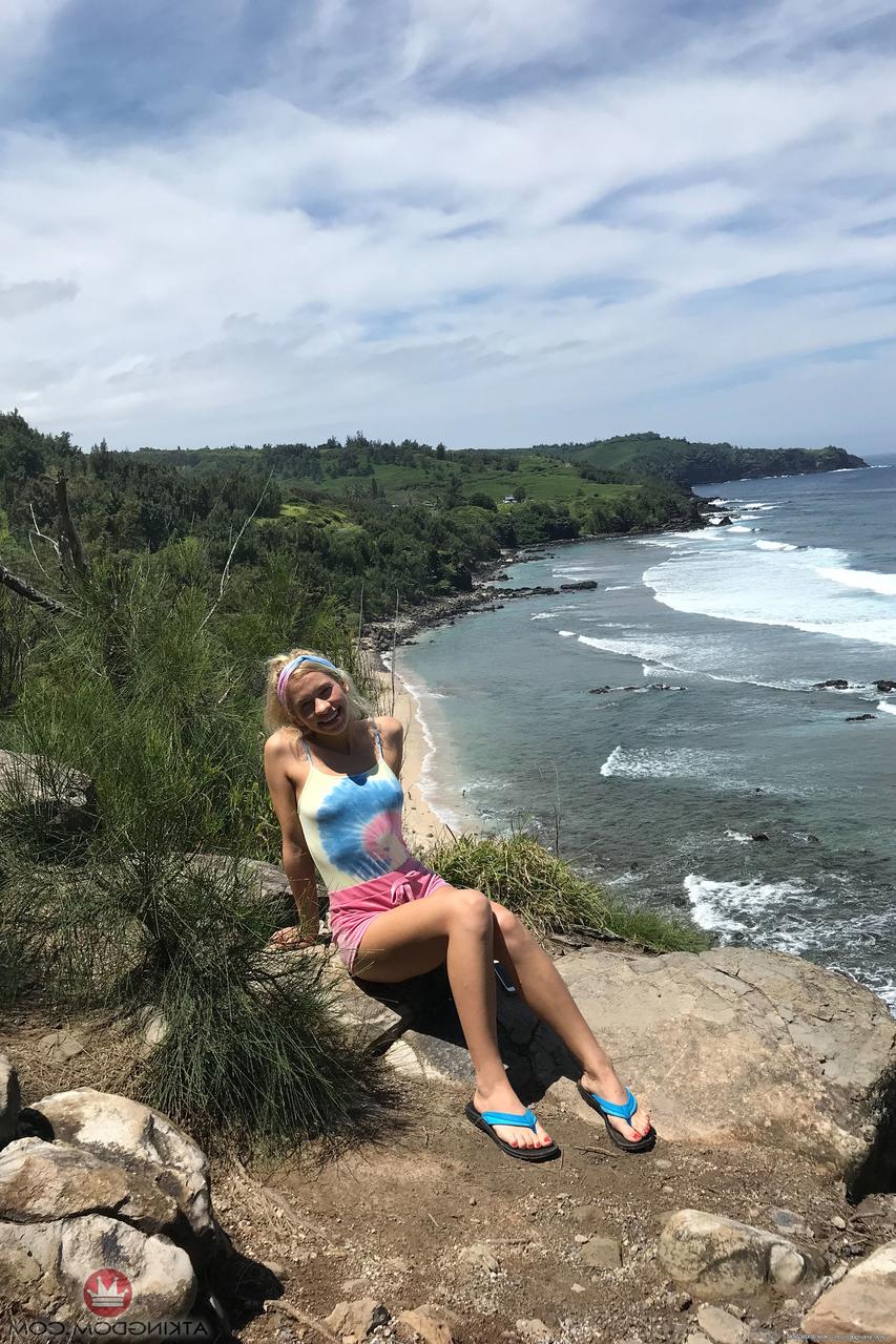 20P Die bezaubernde junge Amateurin Khloe Kapri wird in ihrer Zusammenstellung wild und frech