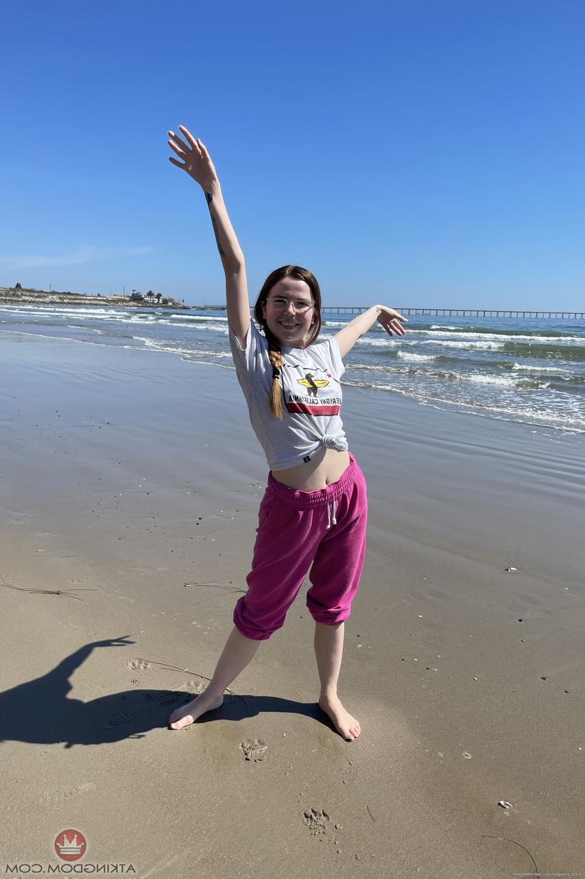 20P A pequena nerd amadora Alina West mostra seu espólio e buceta recém-raspada