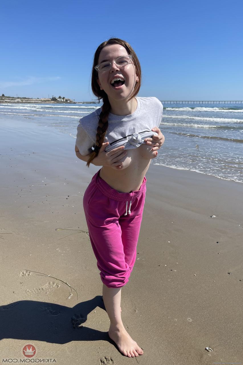 20P A pequena nerd amadora Alina West mostra seu espólio e buceta recém-raspada