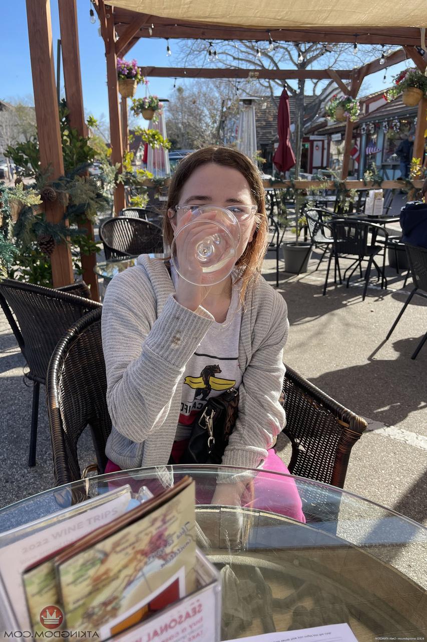 20P A pequena nerd amadora Alina West mostra seu espólio e buceta recém-raspada