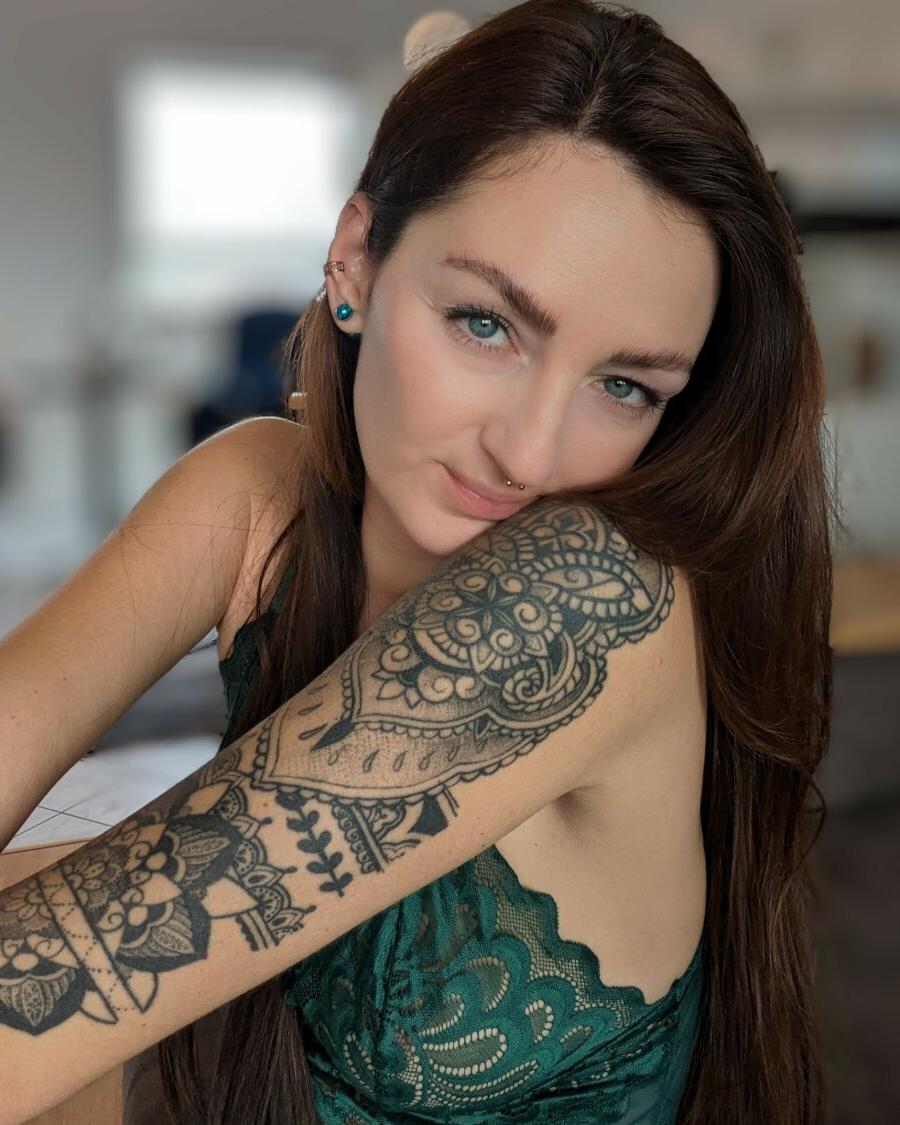 14P Gata morena com tatuagens Lara Lauren posa em lingerie rendada pela manhã