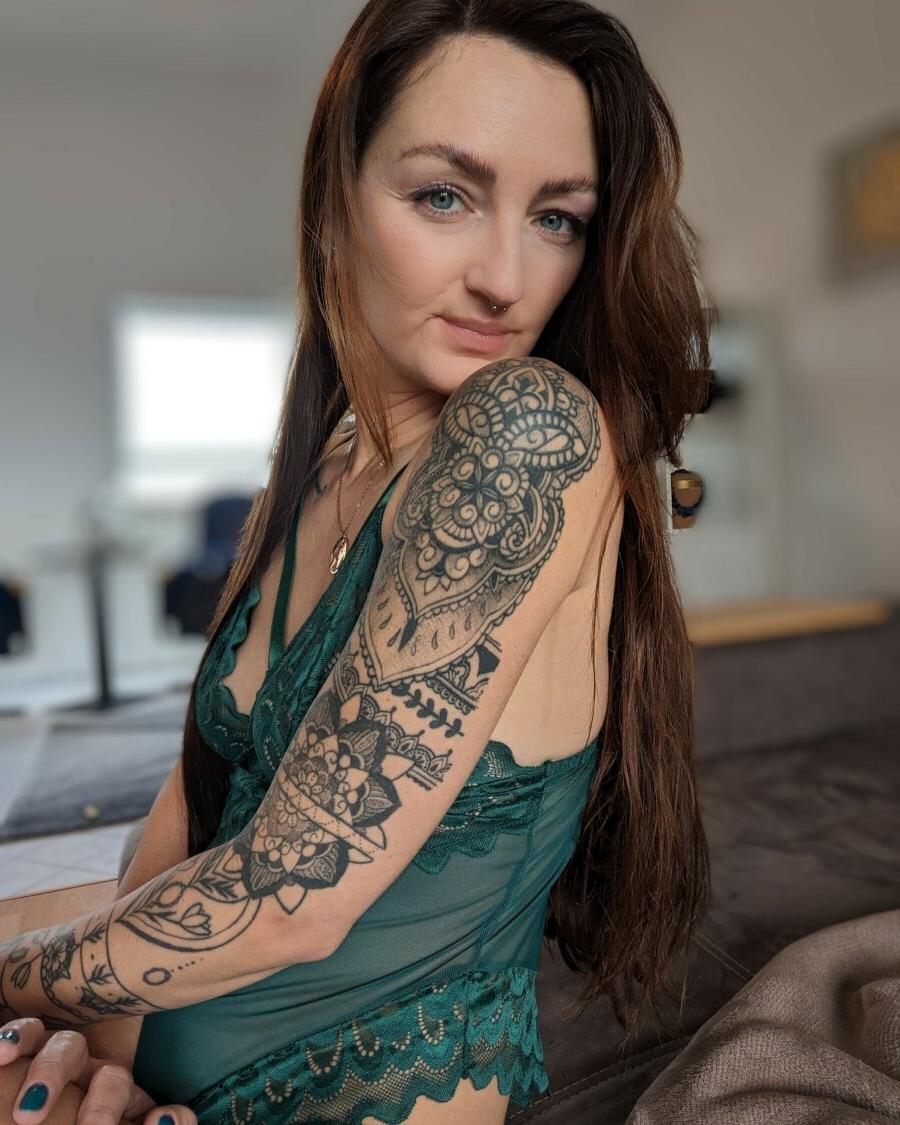 14P Gata morena com tatuagens Lara Lauren posa em lingerie rendada pela manhã