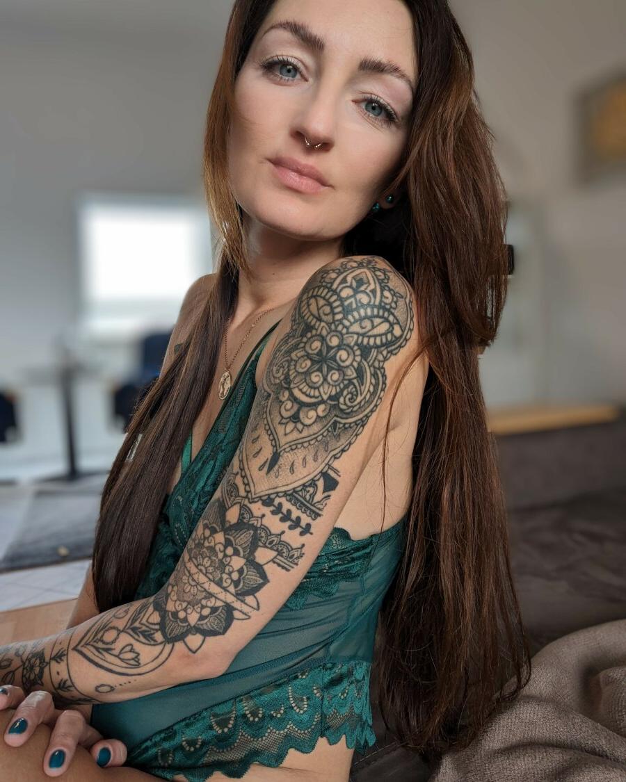 14P Gata morena com tatuagens Lara Lauren posa em lingerie rendada pela manhã