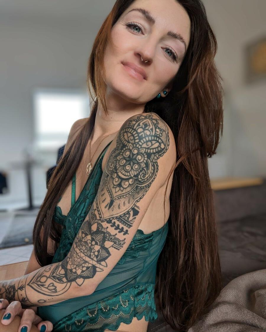 14P Gata morena com tatuagens Lara Lauren posa em lingerie rendada pela manhã