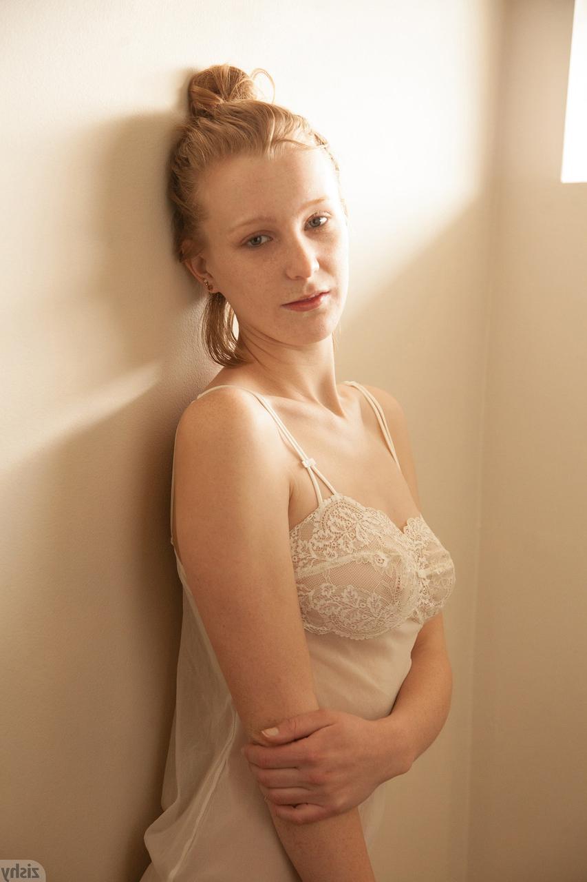 11P Die zierliche rothaarige Terri Belk posiert im Nachthemd, bevor sie eine schöne Dusche nimmt