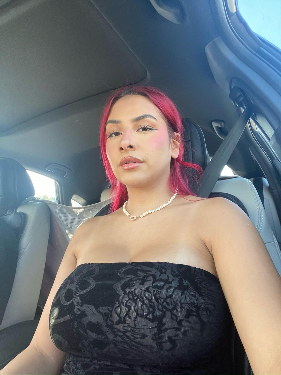 14P Angel latina rousse et sexy montre ses gros seins avec des tétons percés en solo.