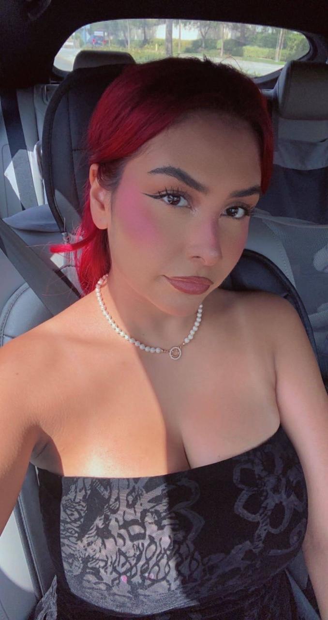 14P Angel latina rousse et sexy montre ses gros seins avec des tétons percés en solo.
