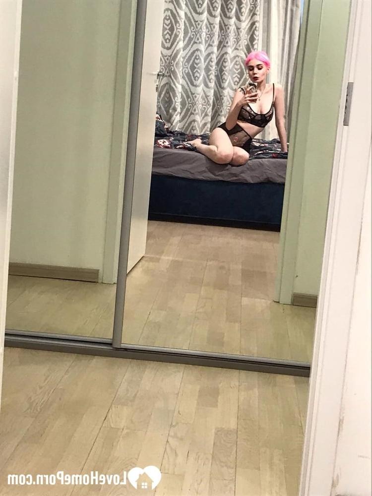 20P Amadora de cabelos curtos mostra seus lindos seios enquanto tira algumas selfies nuas