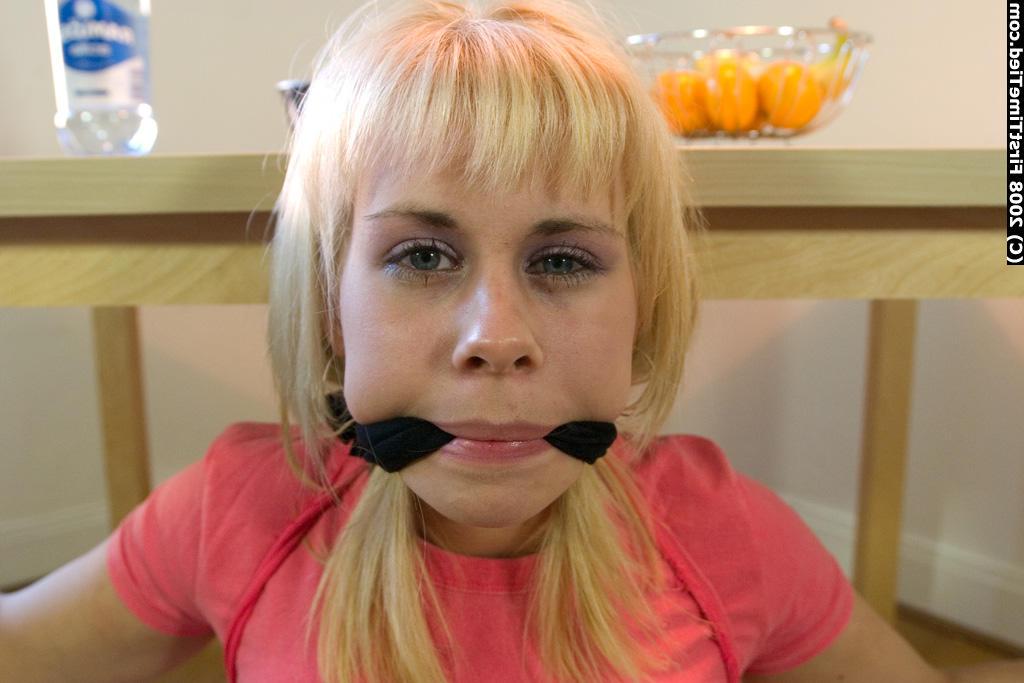 12P Une fille blonde a les seins exposés après avoir été bâillonnée et attachée avec une corde