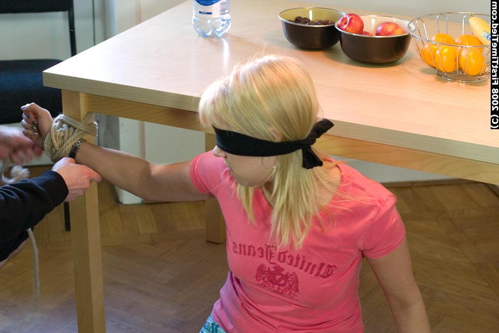 12P Une fille blonde a les seins exposés après avoir été bâillonnée et attachée avec une corde