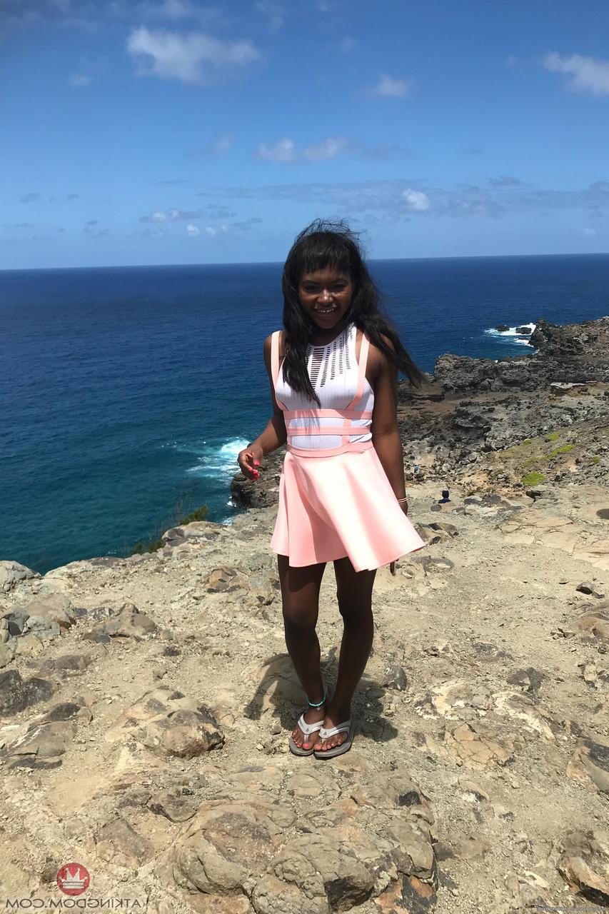 20P Petite ébano Noemie Bilas expondo seus seios, buceta e pés em um solo