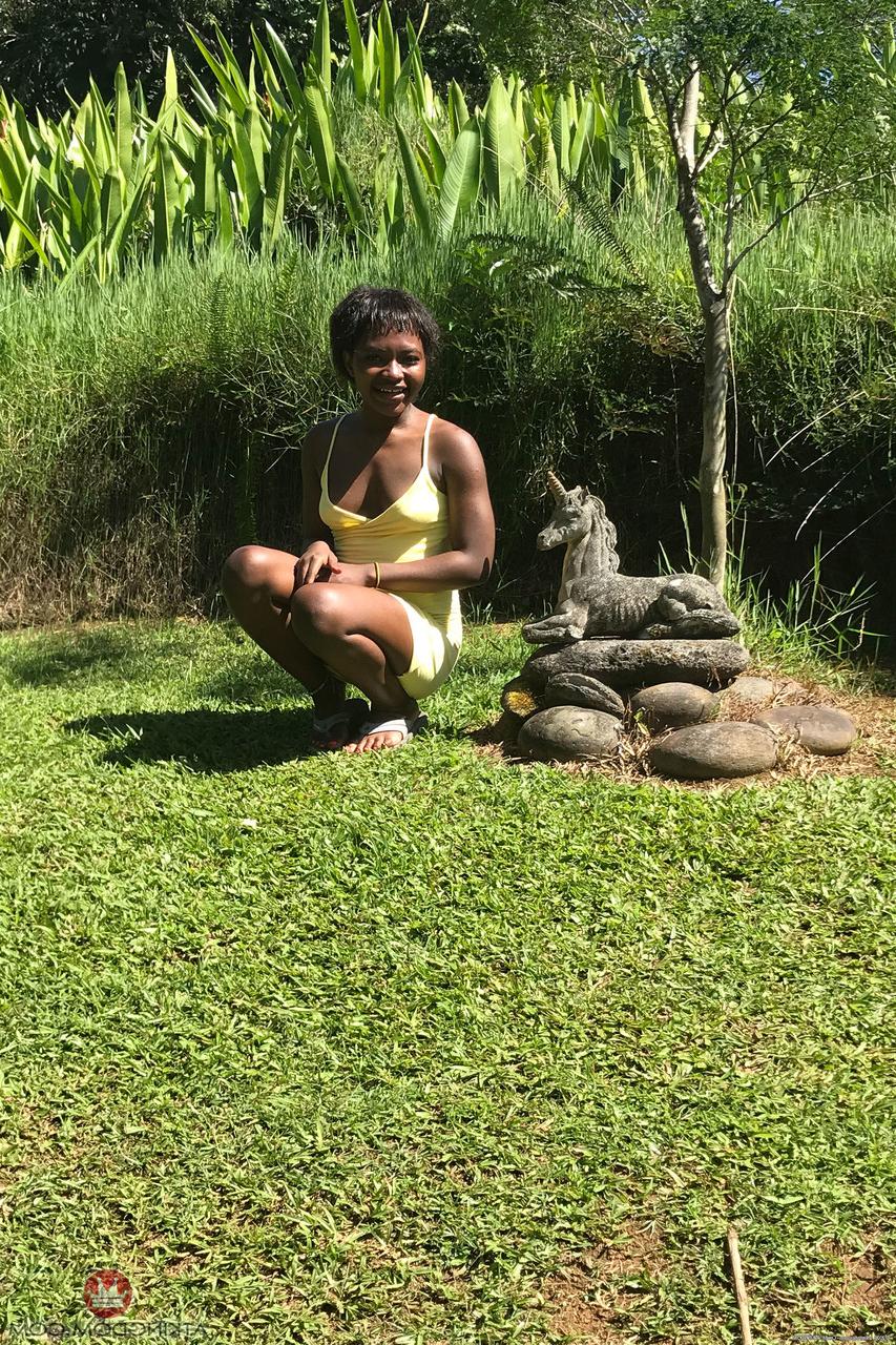 20P Petite ébano Noemie Bilas expondo seus seios, buceta e pés em um solo