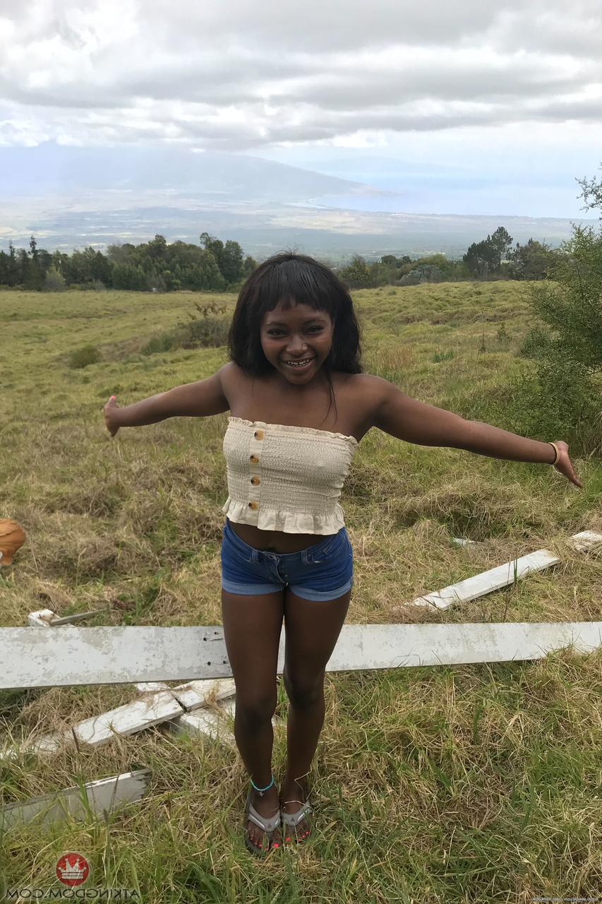 20P Petite ébano Noemie Bilas expondo seus seios, buceta e pés em um solo