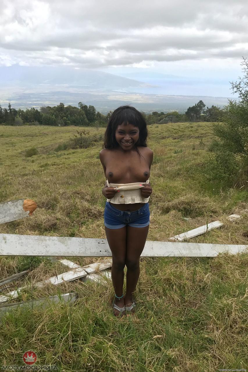 20P Petite ébano Noemie Bilas expondo seus seios, buceta e pés em um solo